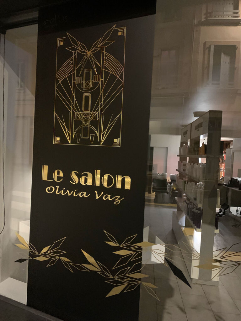 Vitrine du Salon de coiffure Olivia Vaz à Espalion